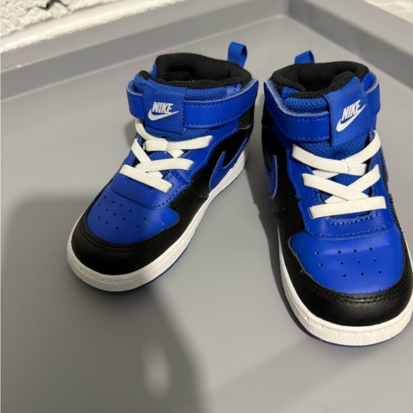 Nike sneakers size 8C toddler - Picture 2 of 5